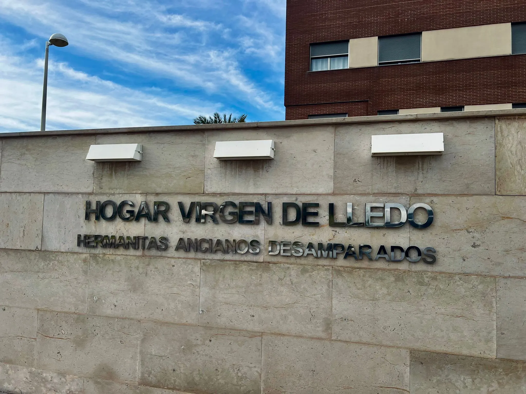 Más de 200 jóvenes de Post-Confirmación llevan villancicos al Hogar Virgen del Lledó